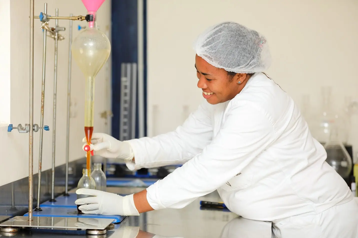Photo d'une femme dans un laboratoire de vétiver