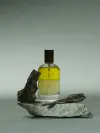 Flacon d'huile de soin fermeté et fraicheur pour peaux en manque de fermeté - mise en scène sur fond neutre – soin tonifiant