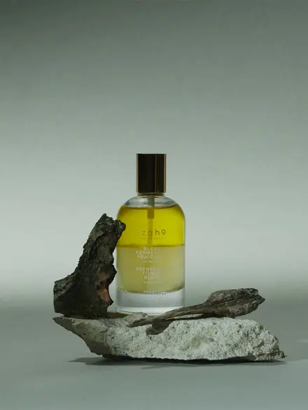 Flacon d'huile de soin fermeté et fraicheur pour peaux en manque de fermeté - mise en scène sur fond neutre – soin tonifiant