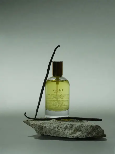Huile relipidante et apaisante pour peaux sensibles mise en scène sur fond naturel avec de la vanille – soin apaisant et hydratant