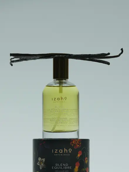 Flacon d'huile de soin relipidant et apaisant sur une boite d'infusion blend équilibre - Rituel équilibre sur le corps et l'esprit