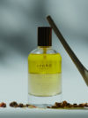 Huile biphasée fermeté et fraicheur pour peaux en manque de fermeté mise en scène sur fond naturel – soin tonifiant